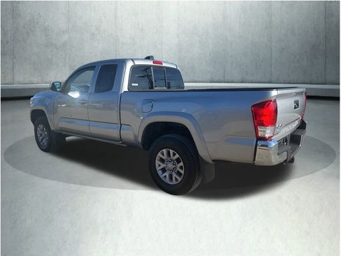 Used 2017 Toyota Tacoma SR5 image 3