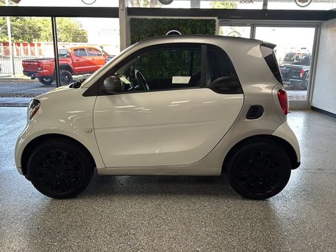 Used 2017 smart fortwo pure RWD image 2