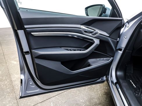 Used 2022 Audi e-tron Premium w/ Convenience Plus Package image 22