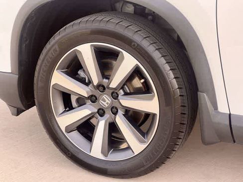 Certified 2024 Honda Pilot Touring image 9