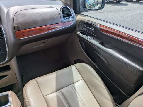 Used 2016 Chrysler Town & Country Touring FWD image 18