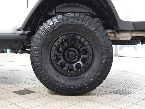Used 2025 Jeep Gladiator Mojave AWD/4WD image 24