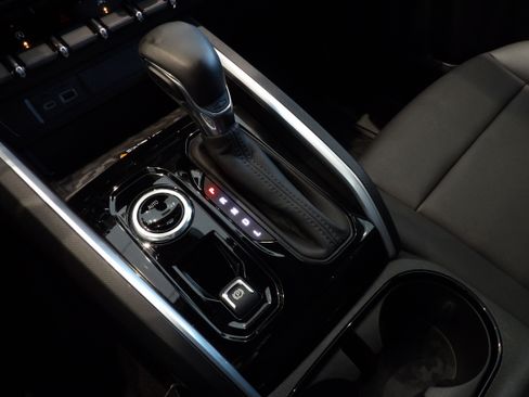 Used 2024 Chevrolet Colorado LT w/ LT Convenience Package III image 14