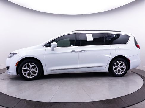 Used 2017 Chrysler Pacifica Touring-L w/ Tire & Wheel Group FWD image 39