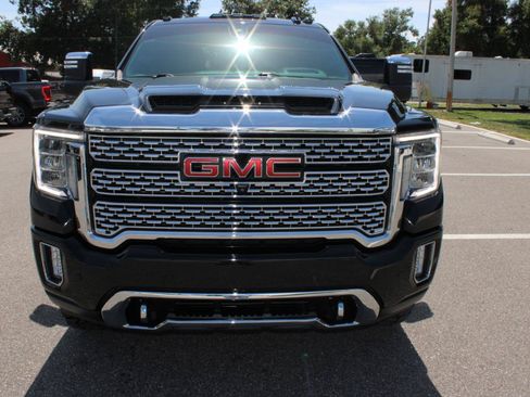 Used 2021 GMC Sierra 2500 Denali w/ Denali Black Diamond Edition AWD/4WD image 2