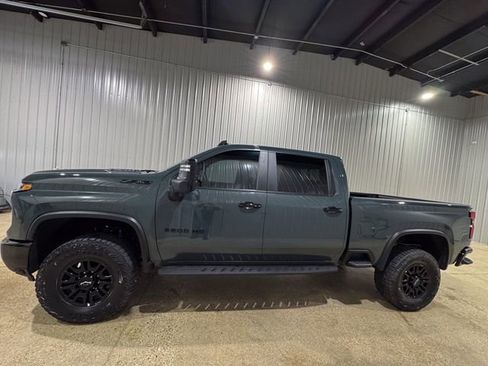Used 2025 Chevrolet Silverado 2500 ZR2 w/ Technology Package image 2