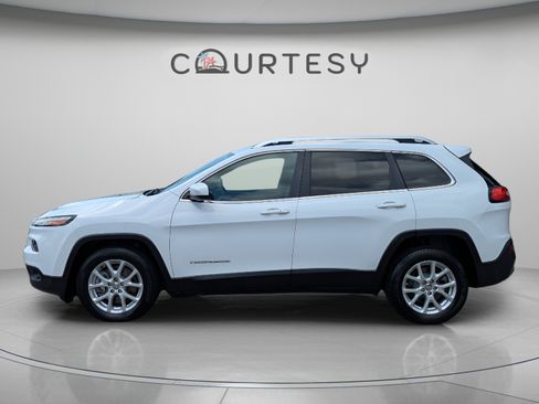 Used 2016 Jeep Cherokee Latitude w/ Comfort/Convenience Group FWD image 2