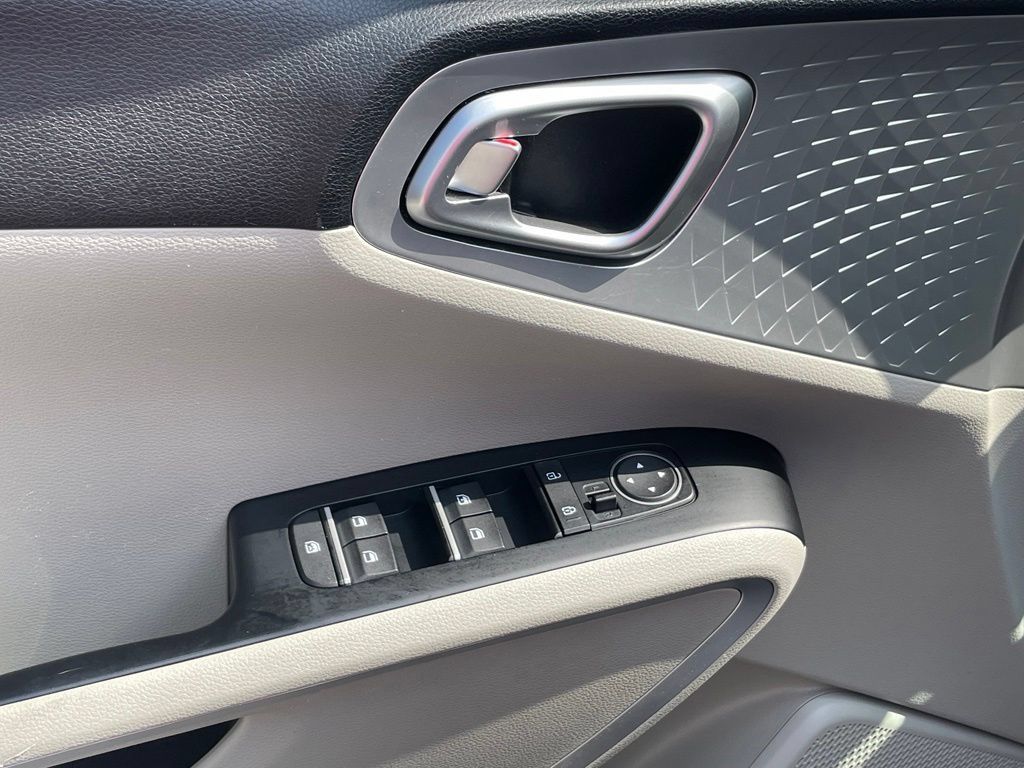 Used 2020 Kia Soul LX FWD image 11