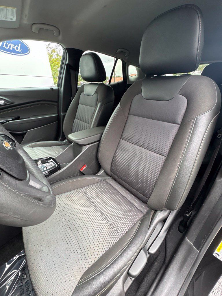 Used 2025 Chevrolet Trax LT FWD image 12