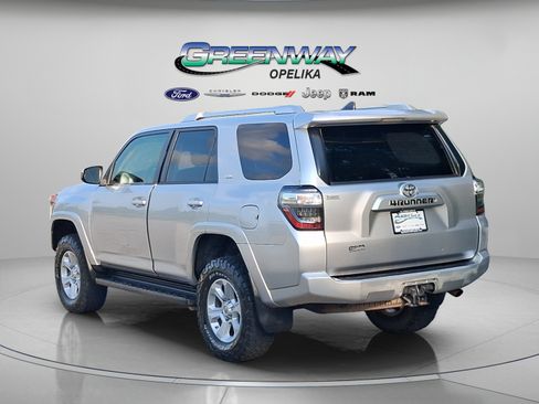 Used 2017 Toyota 4Runner SR5 AWD/4WD image 5