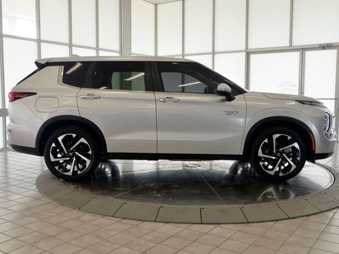 Used 2025 Mitsubishi Outlander SE image 9