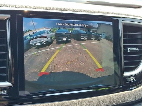Used 2025 Chrysler Pacifica Select FWD image 7