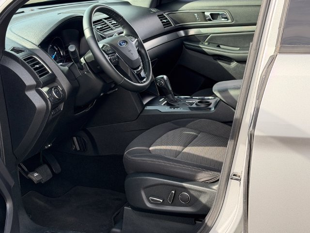 Used 2018 Ford Explorer XLT w/ Equipment Group 201A FWD image 12