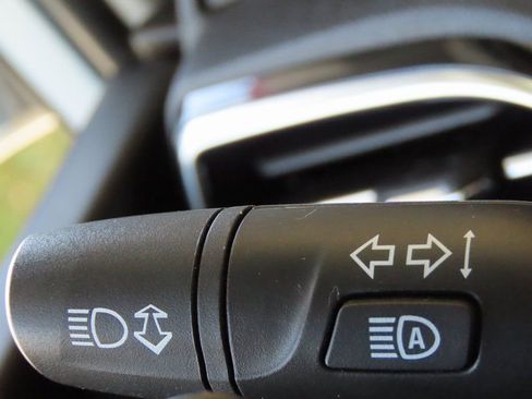 Used 2022 Chevrolet Bolt LT w/ Infotainment Package image 37