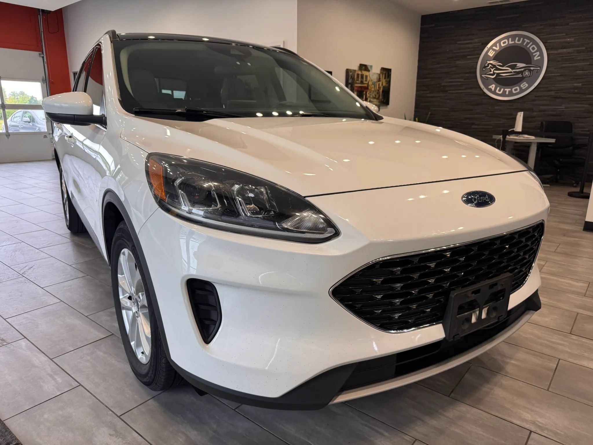 Used 2020 Ford Escape SE FWD image 1