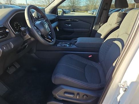 New 2025 Honda Pilot Sport image 9