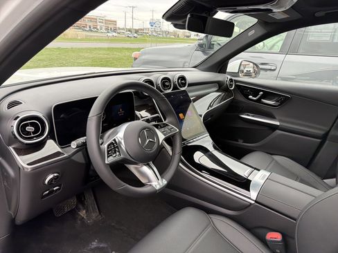 Used 2025 Mercedes-Benz GLC 300 4MATIC image 9