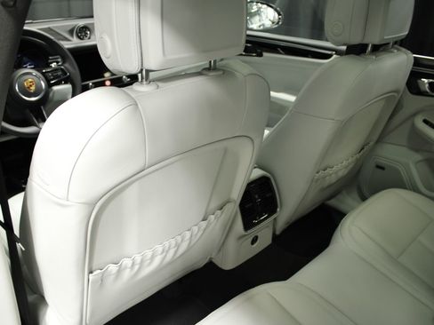 New 2026 Porsche Macan image 40