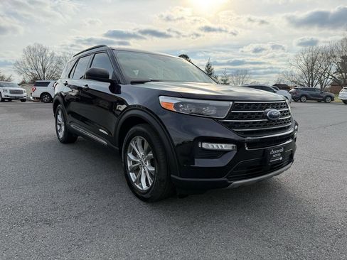 Used 2021 Ford Explorer XLT w/ Equipment Group 202A image 8