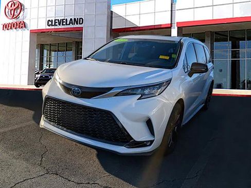 Used 2023 Toyota Sienna XSE image 4
