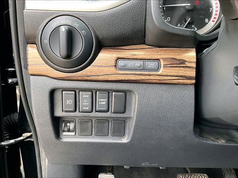 Used 2017 Nissan Titan SL image 34