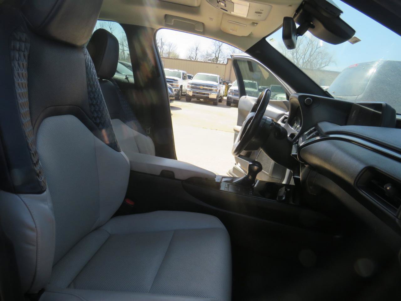 Used 2019 Lexus UX 200 FWD image 2