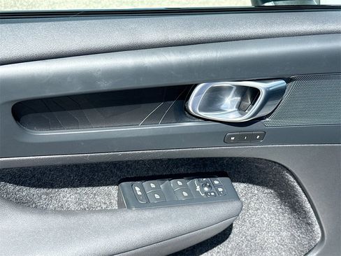Used 2023 Volvo XC40 Recharge Plus image 19