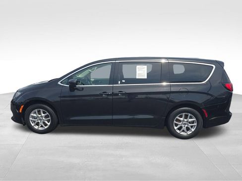Used 2023 Chrysler Voyager LX FWD image 2