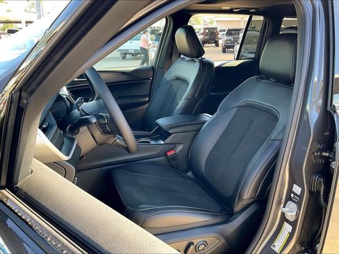 New 2025 Jeep Grand Cherokee Laredo image 9