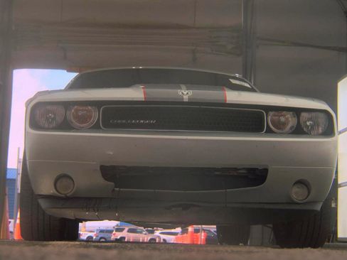 Used 2010 Dodge Challenger SE RWD image 3