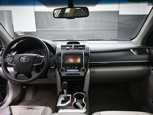 Used 2013 Toyota Camry XLE w/ Leather Pkg FWD image 9