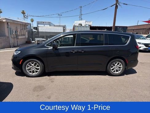Used 2023 Chrysler Pacifica Touring-L FWD image 5