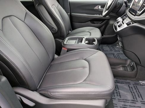 New 2027 Chrysler Pacifica Select FWD image 31