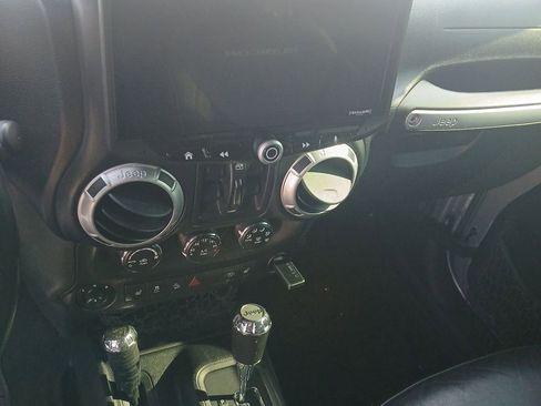 Used 2015 Jeep Wrangler Unlimited Rubicon image 9