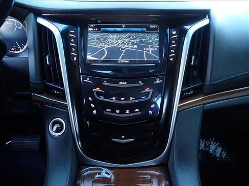 Used 2020 Cadillac Escalade Premium Luxury AWD/4WD image 19