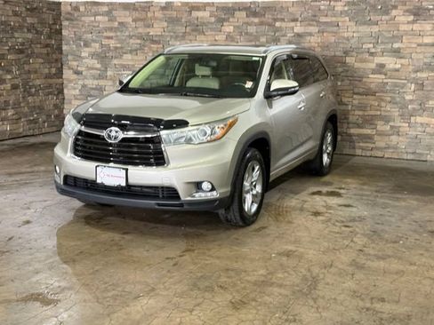 Used 2015 Toyota Highlander Limited w/ Driver Technology Package AWD/4WD image 3