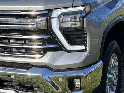 Used 2025 Chevrolet Silverado 2500 LTZ w/ LTZ Convenience Package image 9