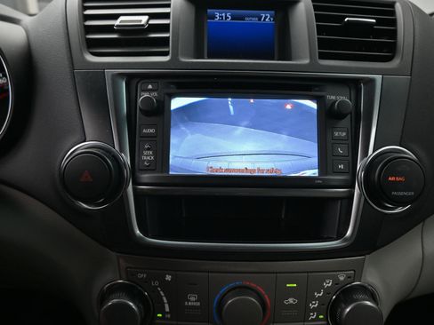 Used 2013 Toyota Highlander Plus FWD image 30
