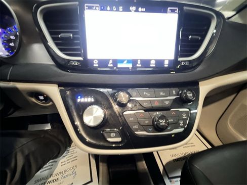 Used 2024 Chrysler Pacifica Touring-L image 18