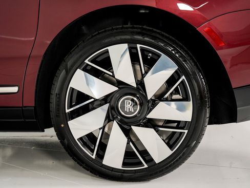 Certified 2025 Rolls-Royce Cullinan image 48