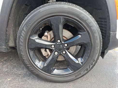 Used 2023 Jeep Grand Cherokee Altitude image 8