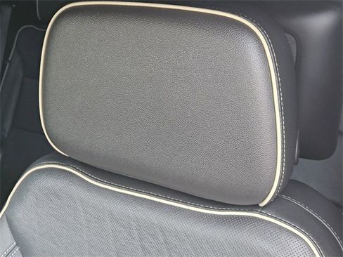 Used 2022 GMC Yukon SLT w/ SLT Premium Package image 15