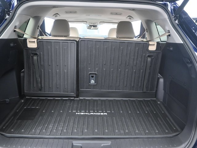 Used 2025 Toyota Highlander XLE FWD image 15