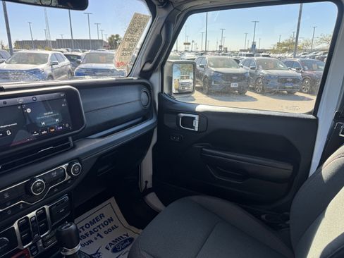 Used 2024 Jeep Wrangler Unlimited Rubicon image 11