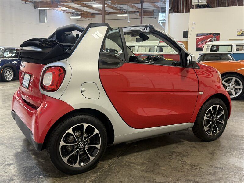 Used 2017 smart fortwo passion RWD image 9