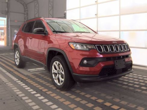 Used 2025 Jeep Compass Latitude w/ Sun & Sound Group AWD/4WD image 3