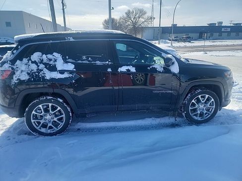 Used 2024 Jeep Compass Latitude image 7