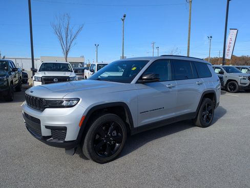 Used 2023 Jeep Grand Cherokee L Laredo image 8