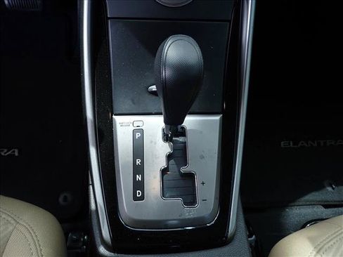 Used 2013 Hyundai Elantra GLS FWD image 12