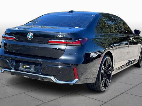 Used 2023 BMW 740i image 13